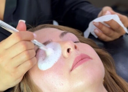 Tratamiento facial en Studio Eyo, Chihuahua, Chihuahua, MX, con espuma en el rostro de una clienta.