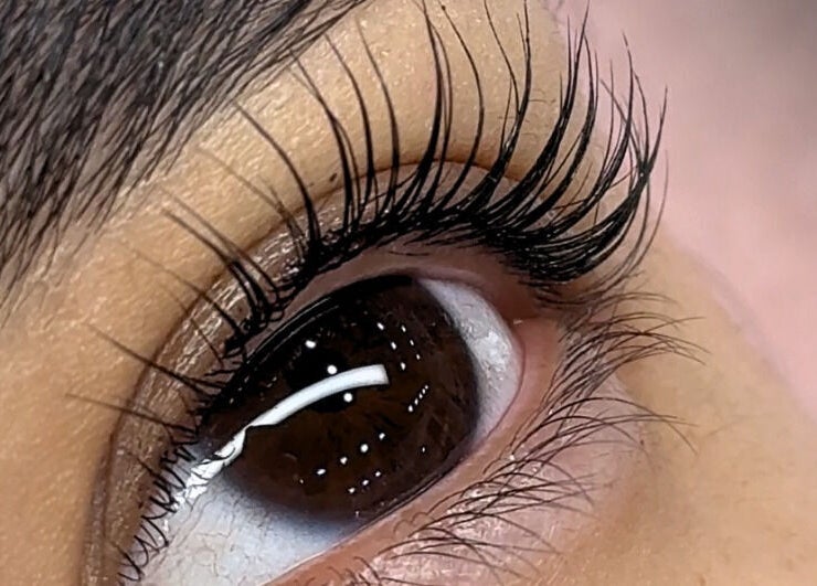 Close-up de pestañas en Studio Eyo, Chihuahua, Chihuahua, MX, mostrando un diseño profesional.