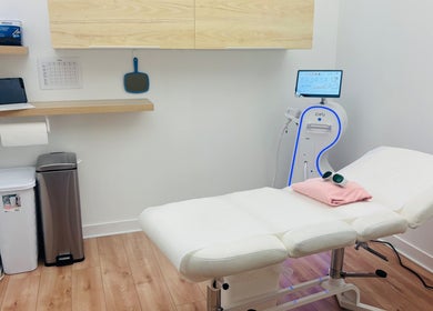 Salle de soin moderne chez Épilation l’élégance, Brossard, Québec, CA, équipée pour traitements esthétiques.