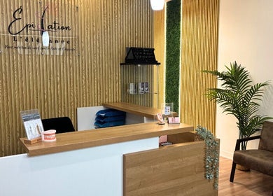 Réception élégante de Épilation l’élégance à Brossard, Québec, CA avec décor moderne et plantes vertes.