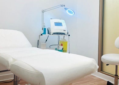 Salle de soins chez Épilation l’élégance, Brossard, Québec, CA. Lit confortable et équipement moderne.