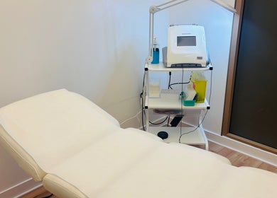 Salle de soins épurante à Épilation l’élégance, Brossard, Québec, CA, équipée de matériel moderne.