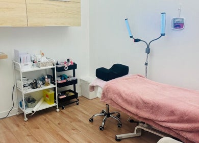 Salle de traitement chaleureuse à Épilation l’élégance, Brossard, Québec, CA, avec table et éclairage doux.