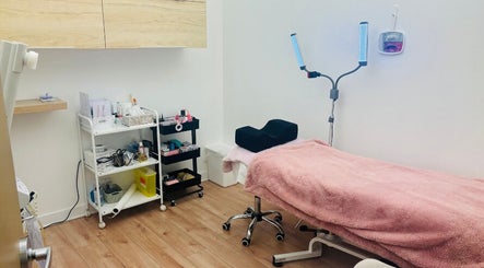 Salle de soins élégante à Épilation l’élégance, Brossard, Québec, CA avec lit de massage et équipements modernes.