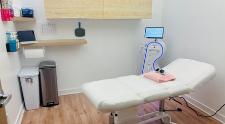 Salle de traitement moderne à Épilation L’élégance, Brossard, Québec, CA, offrant confort et technologie avancée.