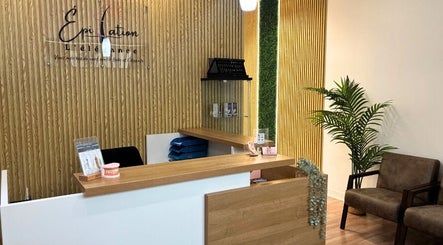Réception moderne chez Épilation L’élégance à Brossard, Québec, CA, avec décoration en bois.