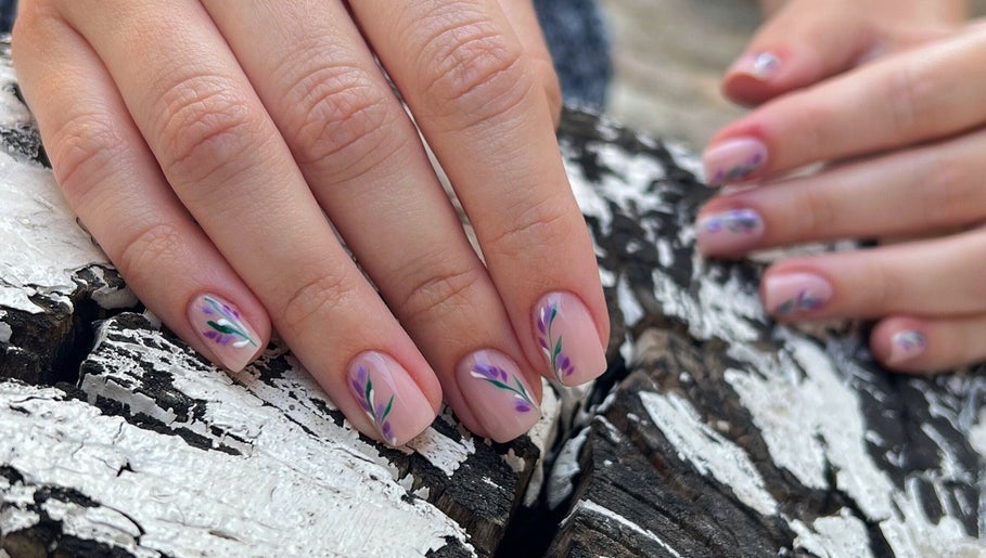Elegante blomsternegle ved My Nails CPH i Rødovre, DK. Perfekt til dem, der søger unik neglekunst.