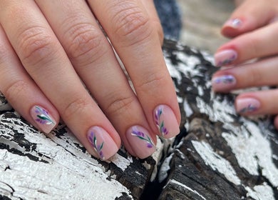 Elegante blomsternegle ved My Nails CPH i Rødovre, DK. Perfekt til dem, der søger unik neglekunst.