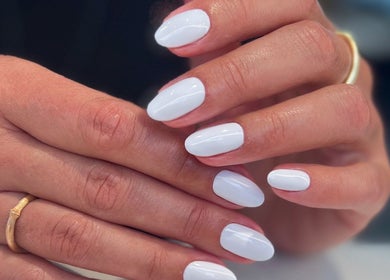 Velplejede, hvide negle hos My Nails CPH, Rødovre, DK. Perfekt manicureoplevelse.