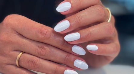 Velplejede, hvide negle hos My Nails CPH, Rødovre, DK. Perfekt manicureoplevelse.