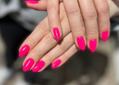 Flotte neonlyserøde negle hos My Nails CPH i Rødovre, DK, der udstråler stil og elegance.