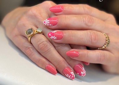 Elegante blomsternegle udført på My Nails CPH i Rødovre, DK.