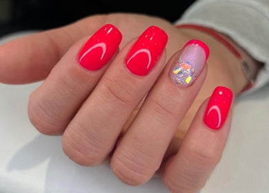 Kreativt negledesign med levende farver hos My Nails CPH, Rødovre, DK.