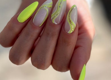 Neon negle med kreative mønstre hos My Nails CPH i Rødovre, DK.