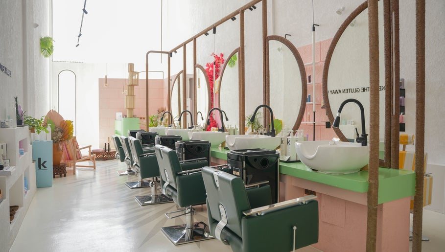 Stylish interior of La Palma Beauty House, الرياض, منطقة الرياض, SA with salon chairs and mirrors.