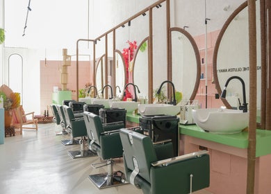 Stylish interior of La Palma Beauty House, الرياض, منطقة الرياض, SA with salon chairs and mirrors.