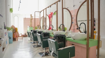 Stylish interior of La Palma Beauty House, الرياض, منطقة الرياض, SA with salon chairs and mirrors.