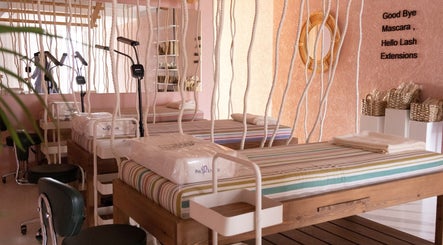 Comfortable lash extension area at La Palma Beauty House, الرياض, منطقة الرياض, SA, with modern decor.