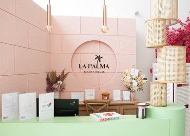 La Palma Beauty House reception with modern decor in الرياض, منطقة الرياض, SA, featuring pink and green hues.
