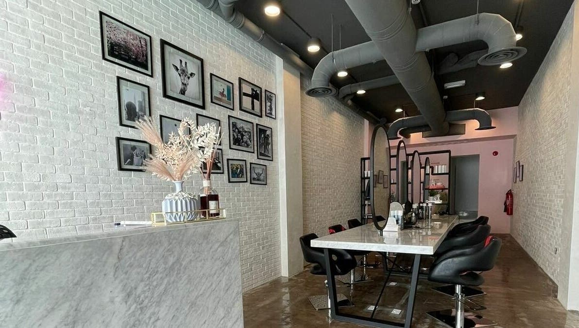 تصميم داخلي أنيق في Volume Blow-Dry Bar في الرياض، منطقة الرياض، السعودية.