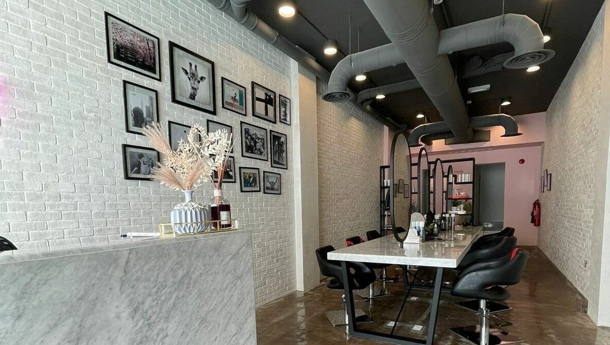 تصميم داخلي أنيق في Volume Blow-Dry Bar في الرياض، منطقة الرياض، السعودية.