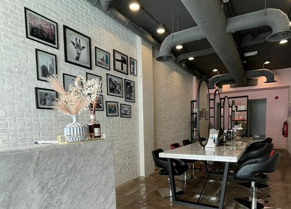 تصميم داخلي أنيق في Volume Blow-Dry Bar في الرياض، منطقة الرياض، السعودية.