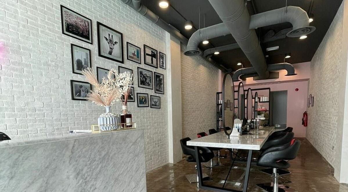 تصميم داخلي أنيق في Volume Blow-Dry Bar في الرياض، منطقة الرياض، السعودية.