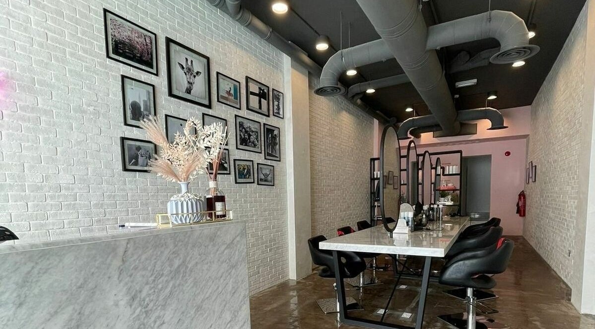 تصميم داخلي أنيق في Volume Blow-Dry Bar في الرياض، منطقة الرياض، السعودية.