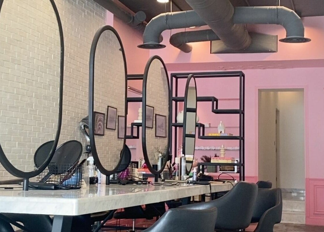 ديكور داخلي في Volume Blow-Dry Bar بالرياض، منطقة الرياض، يتميز بأجواء حديثة وجذابة.