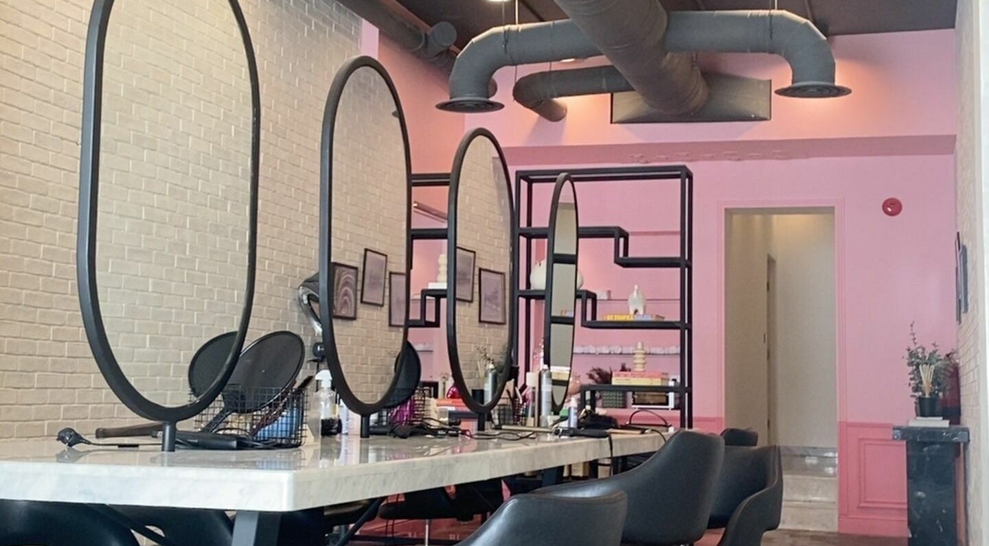 ديكور داخلي في Volume Blow-Dry Bar بالرياض، منطقة الرياض، يتميز بأجواء حديثة وجذابة.