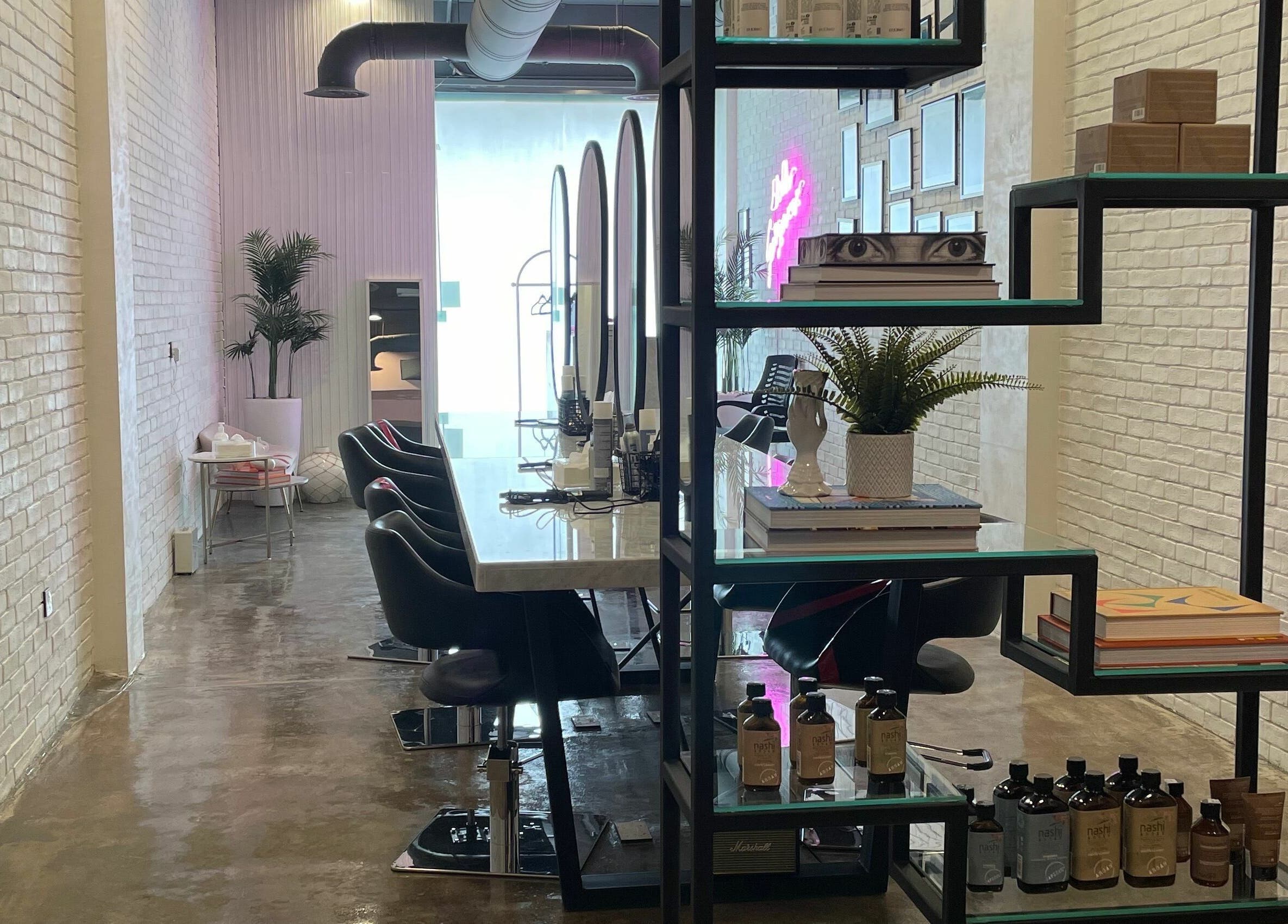 ديكور أنيق في Volume Blow-Dry Bar، الرياض، منطقة الرياض، السعودية يعكس الأناقة والحداثة.