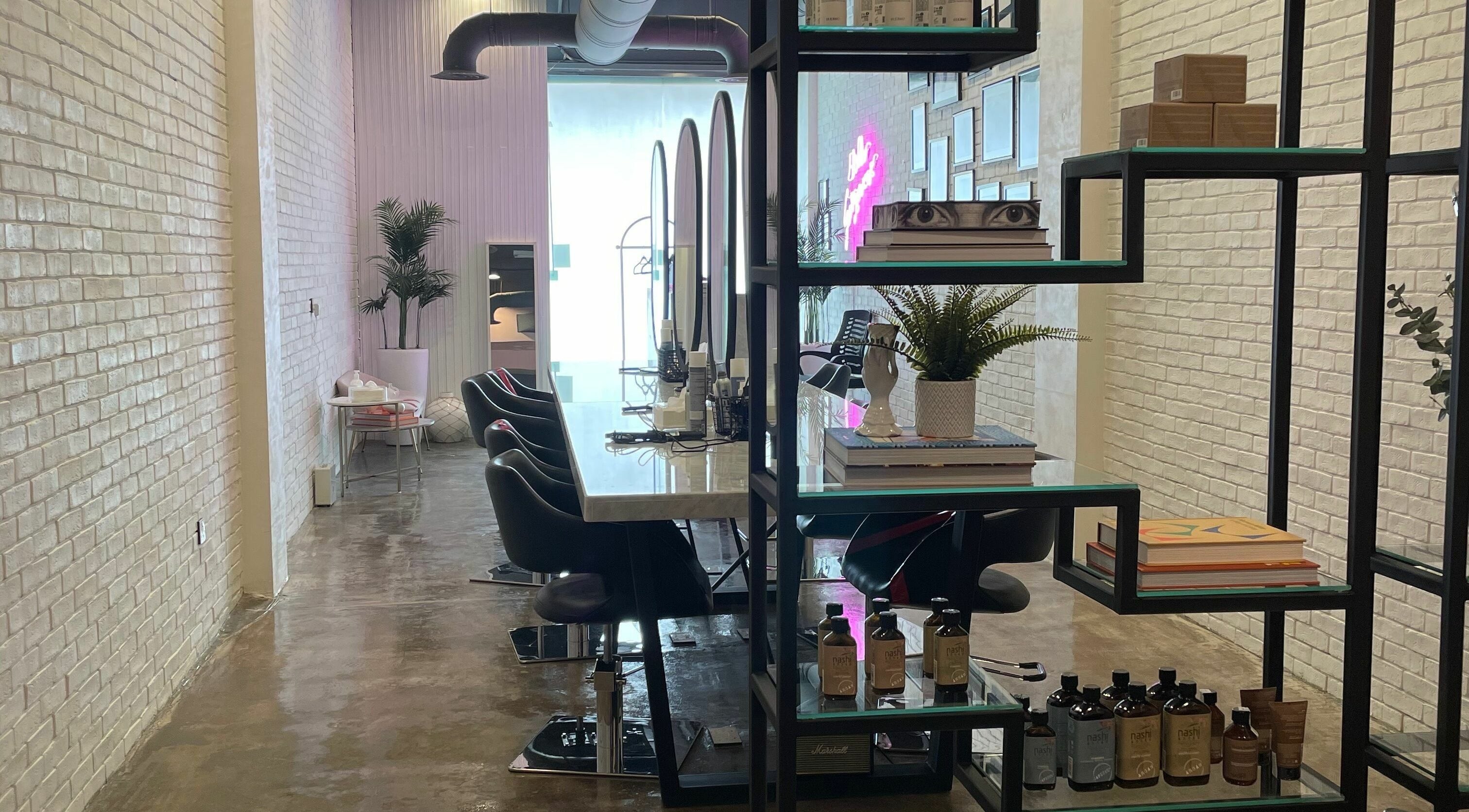 ديكور أنيق في Volume Blow-Dry Bar، الرياض، منطقة الرياض، السعودية يعكس الأناقة والحداثة.
