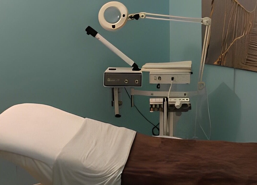 Relaxing treatment room at Acqua Spa in Orlando, Florida, US, featuring modern equipment and a serene atmosphere.