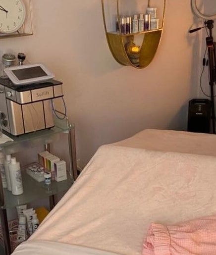 Pink Glow Facial Room imagem 2