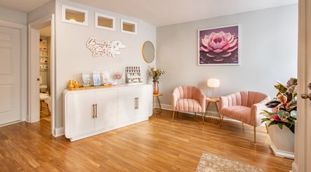 Pink Glow Facial Room изображение 3