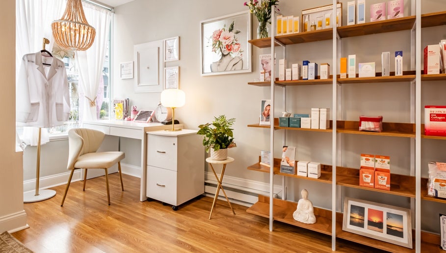 Pink Glow Facial Room imagem 1