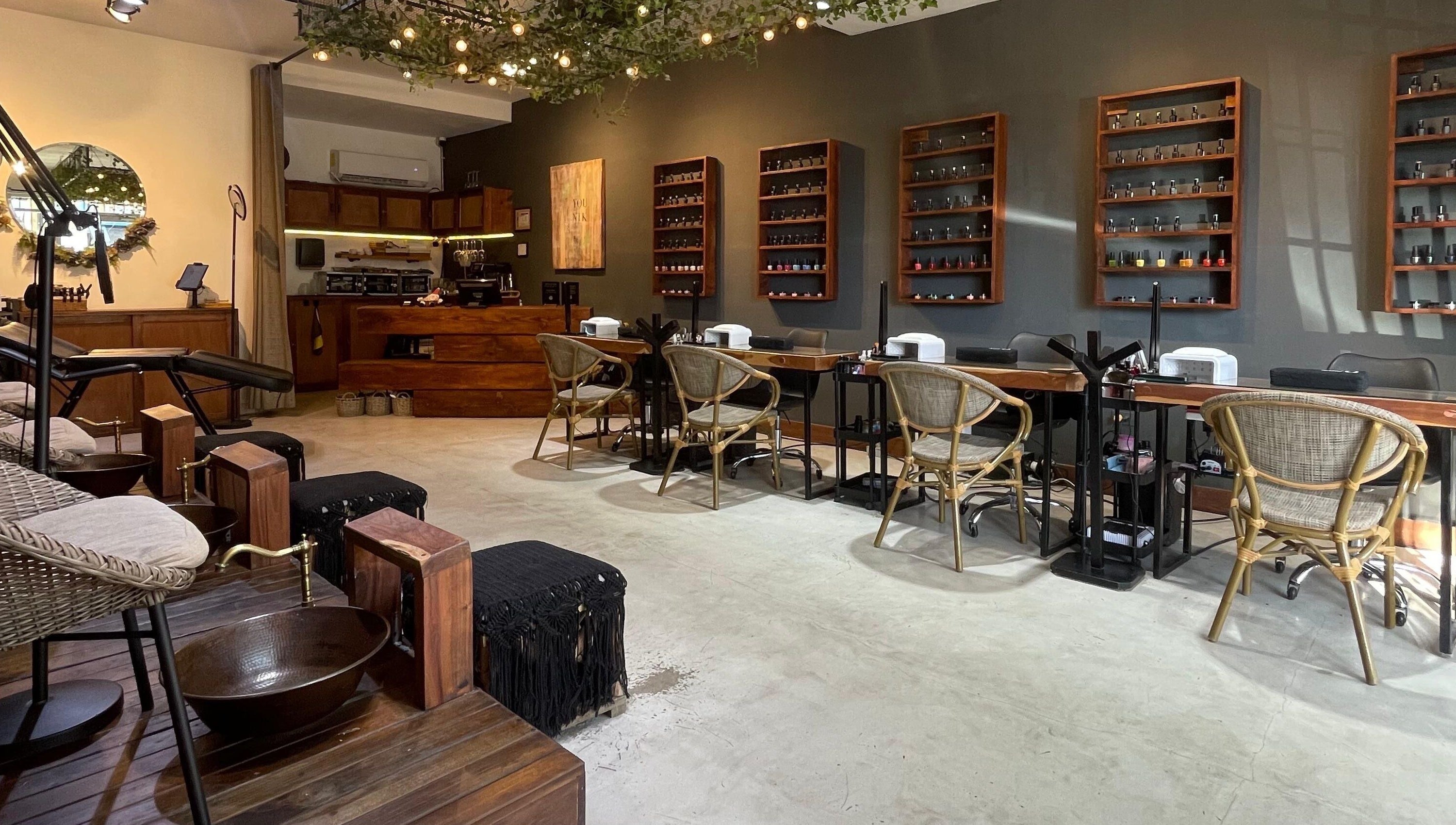 Salón de belleza moderno en Younik Tulum, Tulum, Quintana Roo, MX con sillas y áreas de manicura.