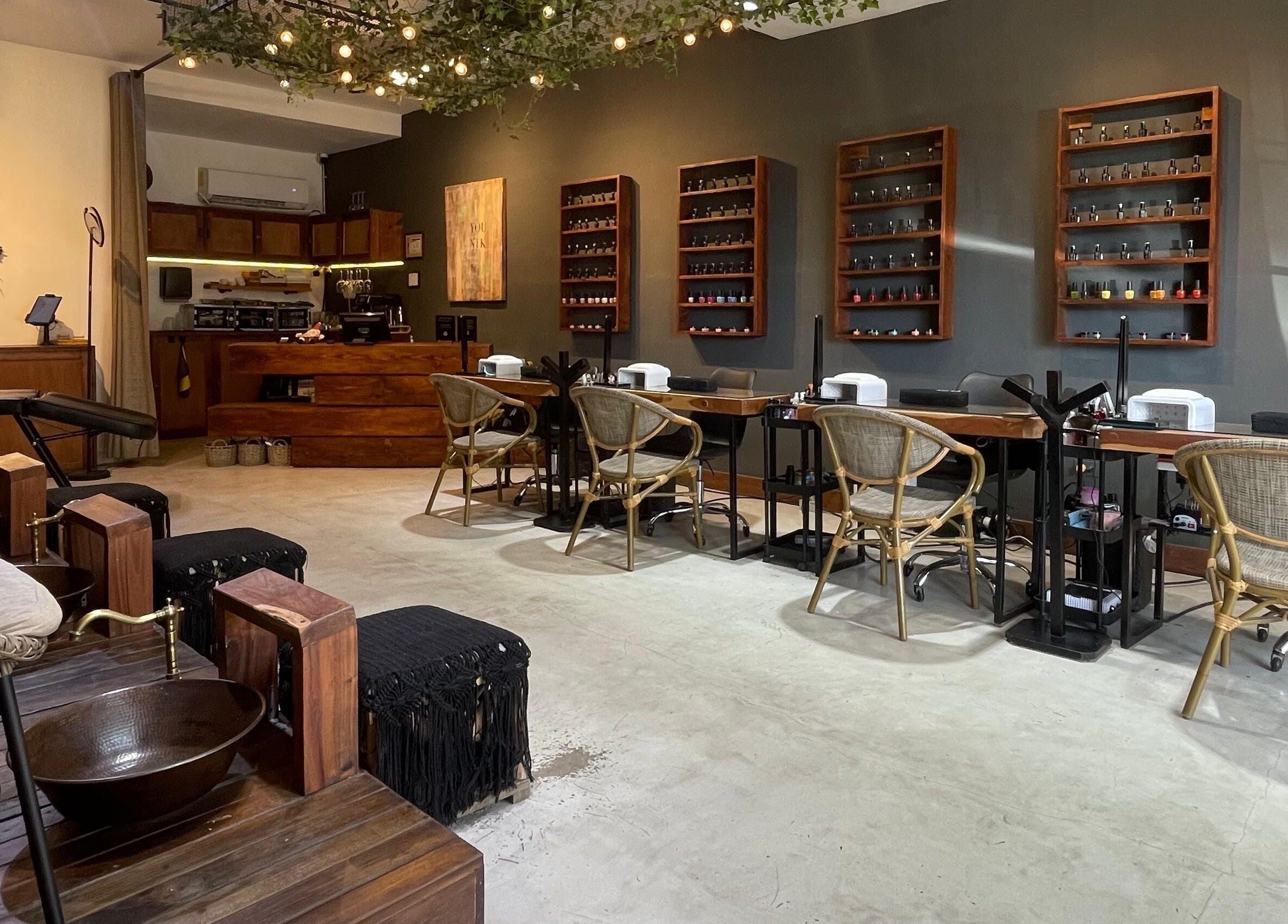 Salón de belleza moderno en Younik Tulum, Tulum, Quintana Roo, MX con sillas y áreas de manicura.