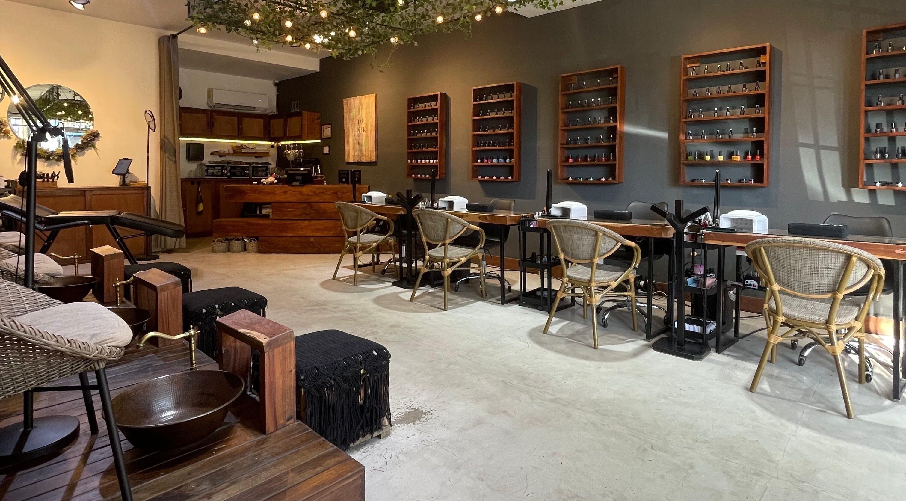 Salón de belleza moderno en Younik Tulum, Tulum, Quintana Roo, MX con sillas y áreas de manicura.