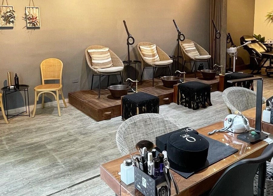 Área de bienestar y spa en Younik Tulum, Tulum, Quintana Roo, MX, con sillas y estaciones para tratamientos.