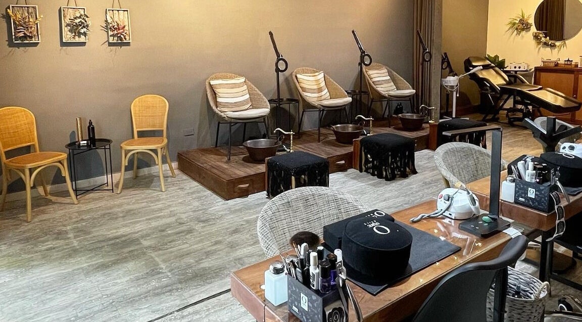 Área de bienestar y spa en Younik Tulum, Tulum, Quintana Roo, MX, con sillas y estaciones para tratamientos.