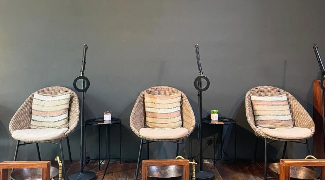 Sillas de mimbre y mesas en Younik Tulum, Quintana Roo, MX, creando un ambiente acogedor y moderno.