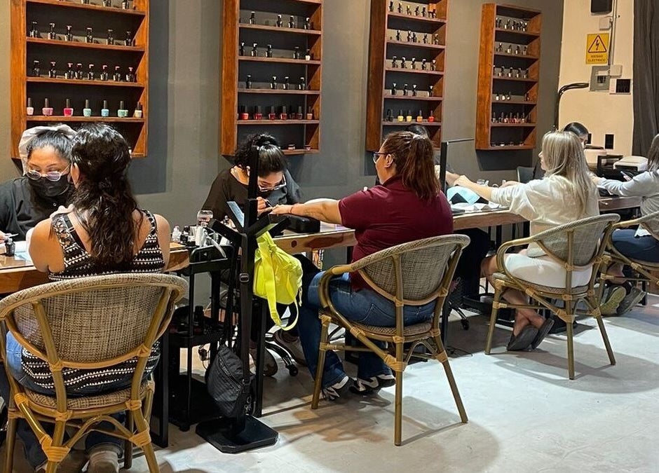 Clientes disfrutan manicura en Younik Tulum, Tulum, Quintana Roo, MX.