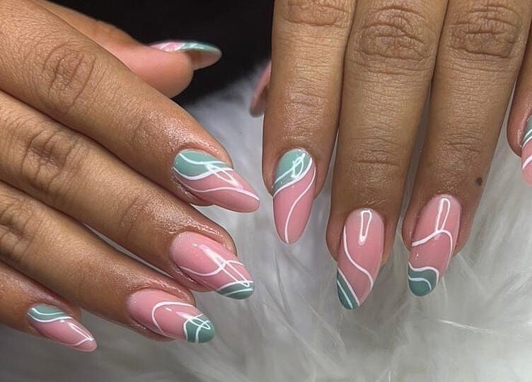 Manicura elegante en Younik Tulum, Tulum, Quintana Roo, MX, con diseño rosa y verde moderno.