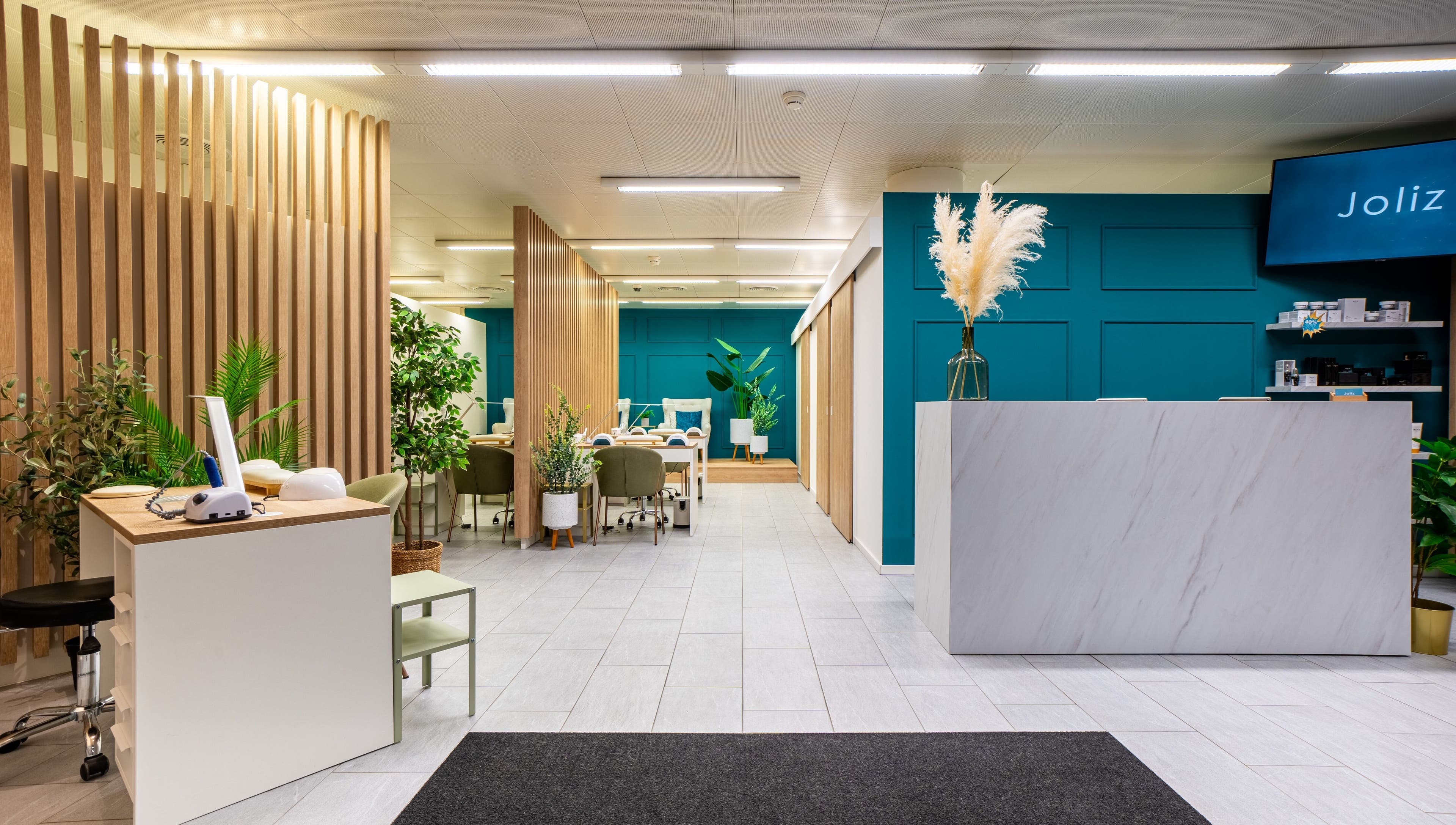 Moderner Empfangsbereich im Joliz, Basel, Basel-Stadt, CH, mit eleganten Linien und Pflanzen.