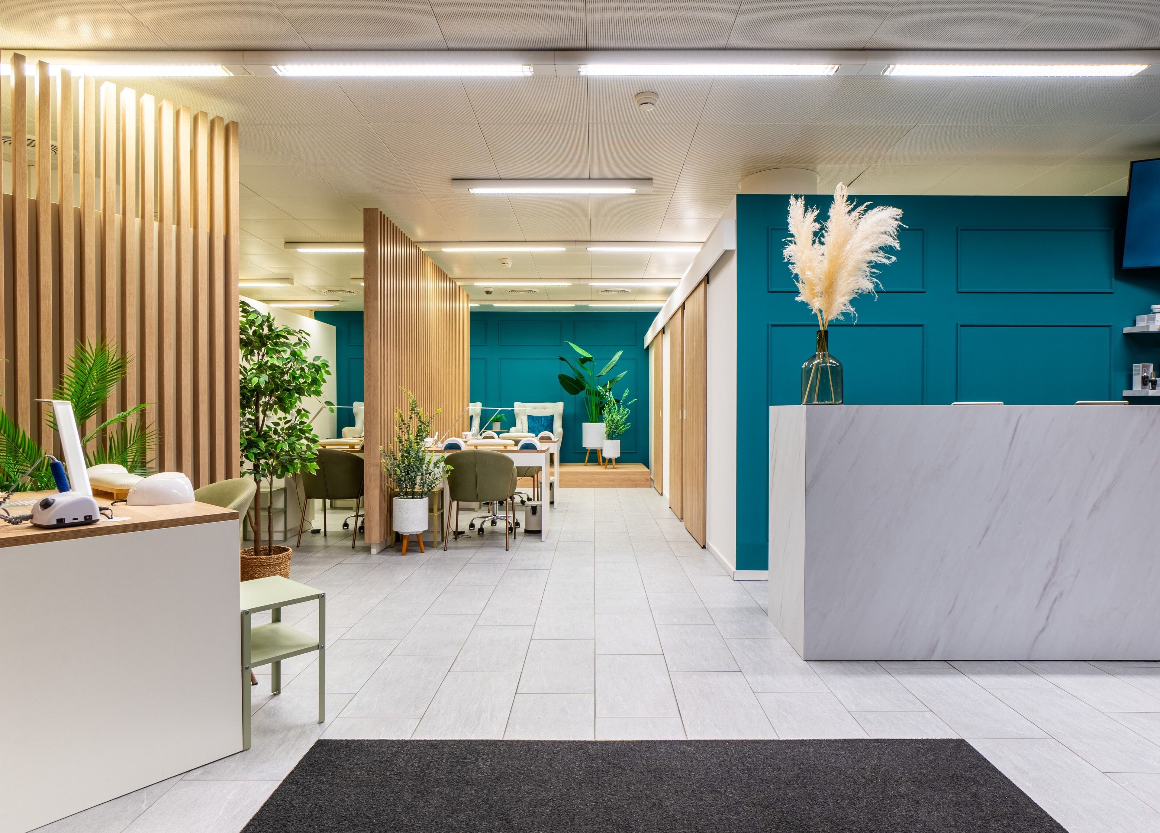 Moderner Empfangsbereich im Joliz, Basel, Basel-Stadt, CH, mit eleganten Linien und Pflanzen.