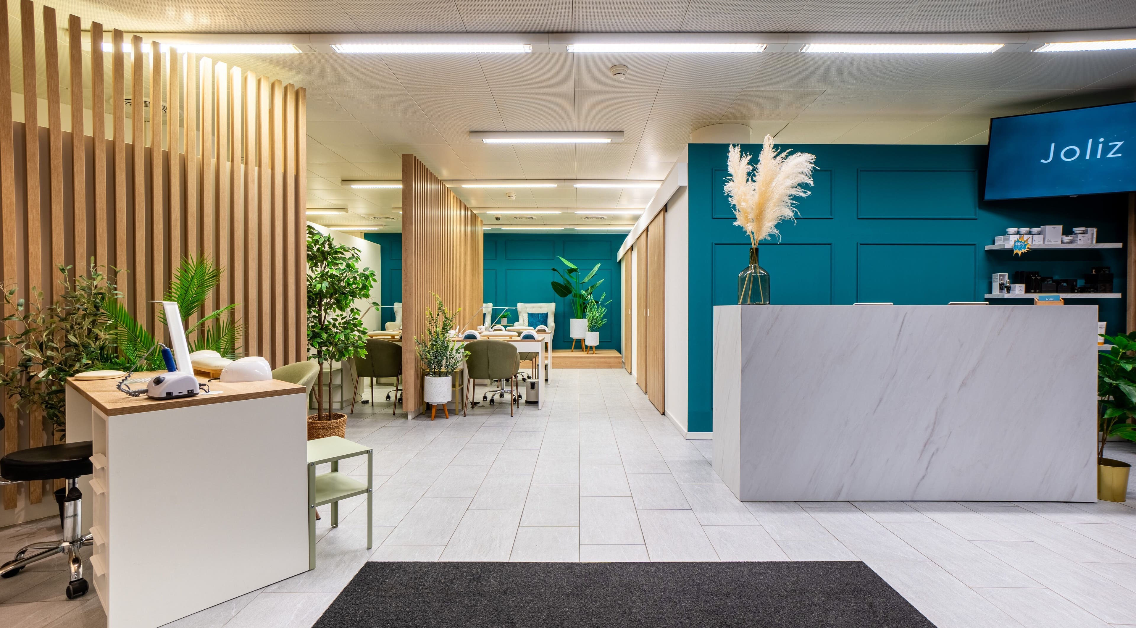 Moderner Empfangsbereich im Joliz, Basel, Basel-Stadt, CH, mit eleganten Linien und Pflanzen.