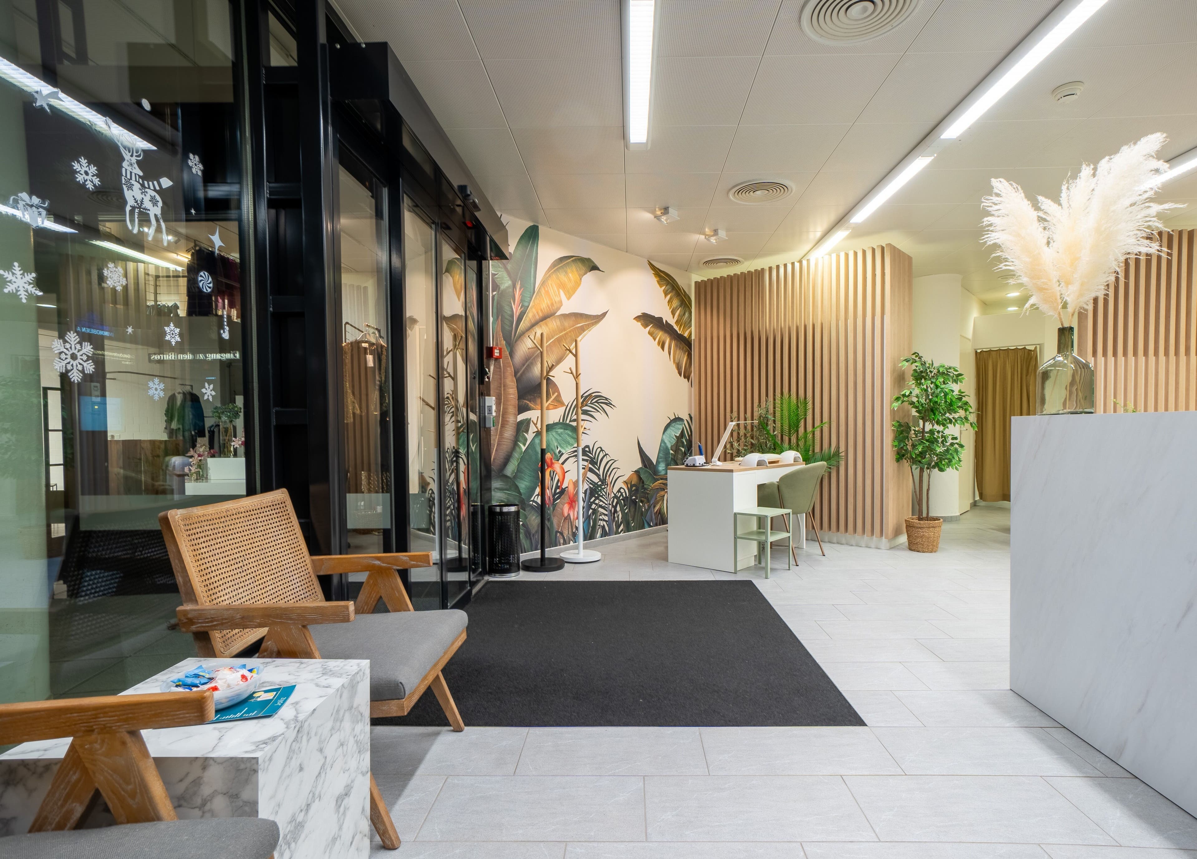 Empfangsbereich von Joliz in Basel, Basel-Stadt, CH mit stilvoller Dekoration und gemütlichen Sitzmöglichkeiten.