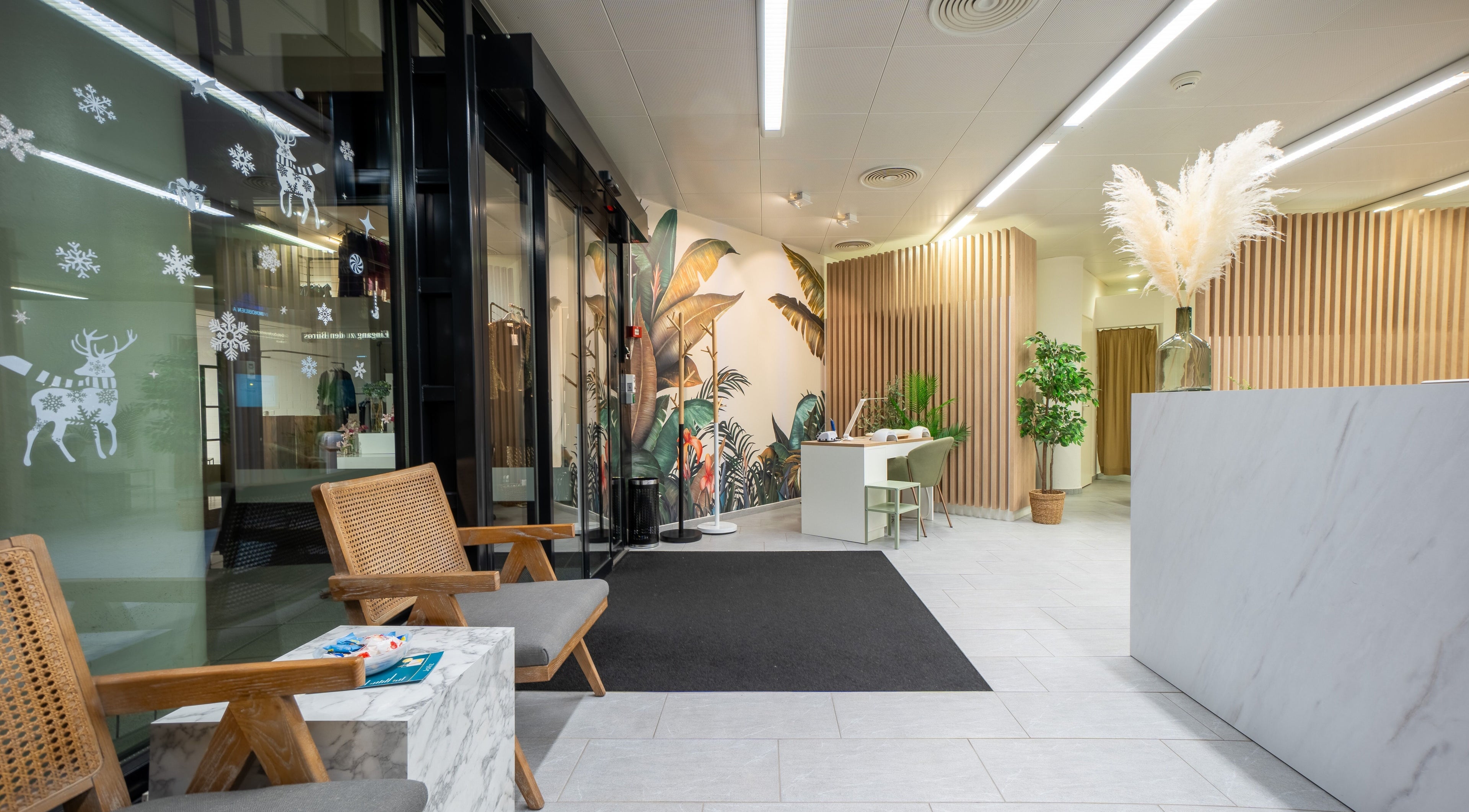 Empfangsbereich von Joliz in Basel, Basel-Stadt, CH mit stilvoller Dekoration und gemütlichen Sitzmöglichkeiten.