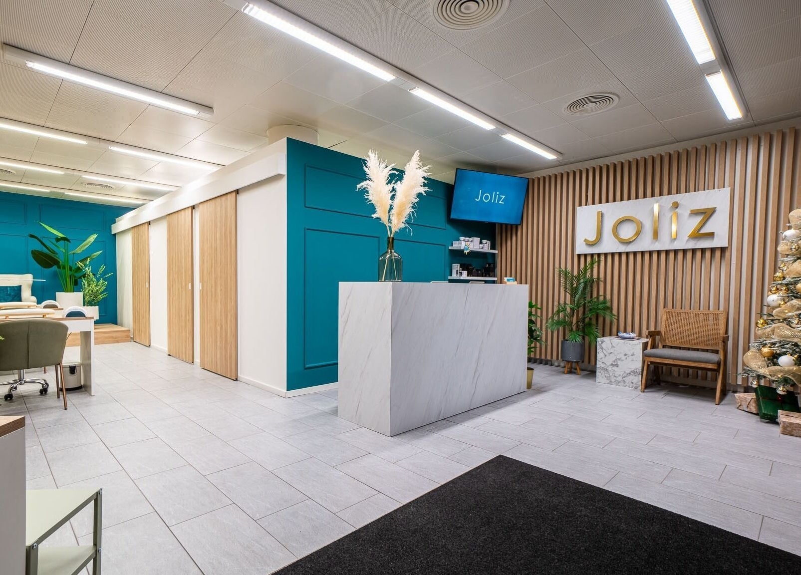 Eleganter Empfang bei Joliz, Basel, Basel-Stadt, CH mit festlicher Dekoration und modernen Möbeln.